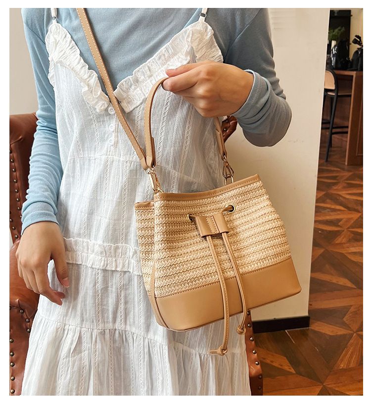 Borsa a secchiello da donna in paglia PU, versatile, estiva, per le vacanze in spiaggia, 2024_voghion.com