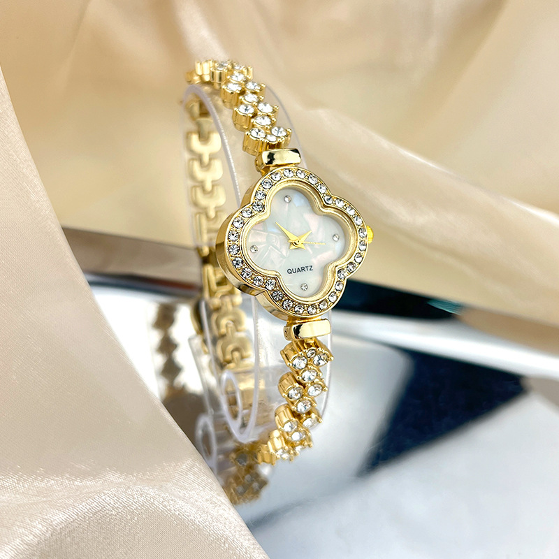 Fashionabla kvartsklocka med diamantinläggning med fyrklöver för kvinnor_voghion.com