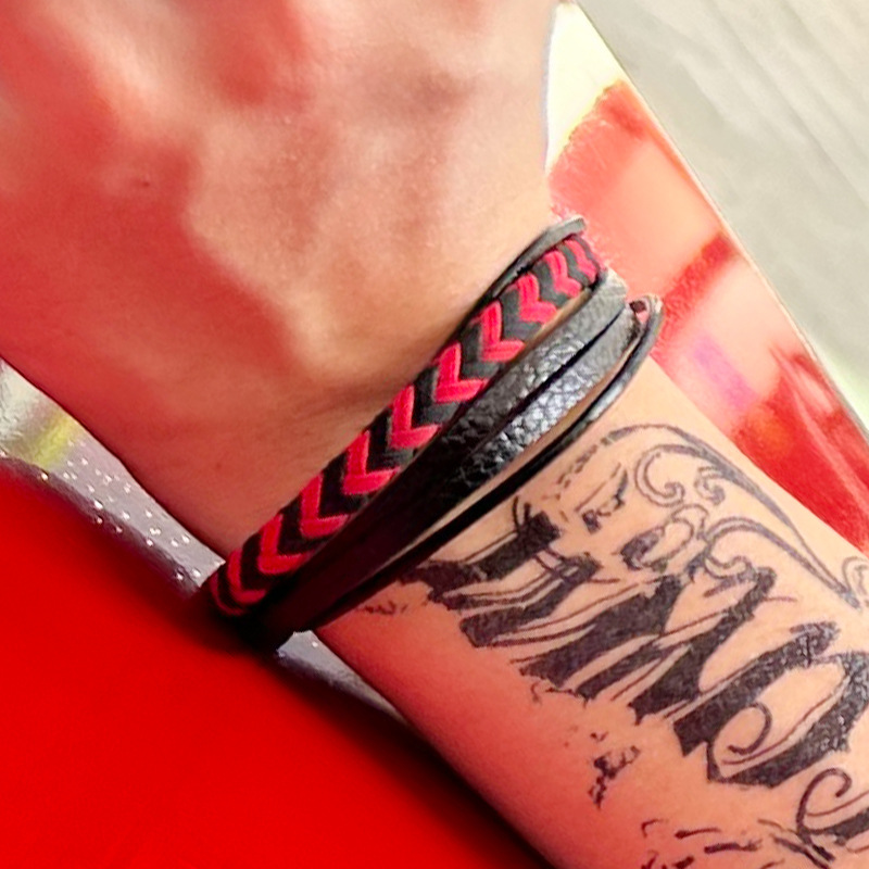 Bracciale in pelle intrecciata nera e rossa multistrato personalizzato per uomo in PU_voghion.com
