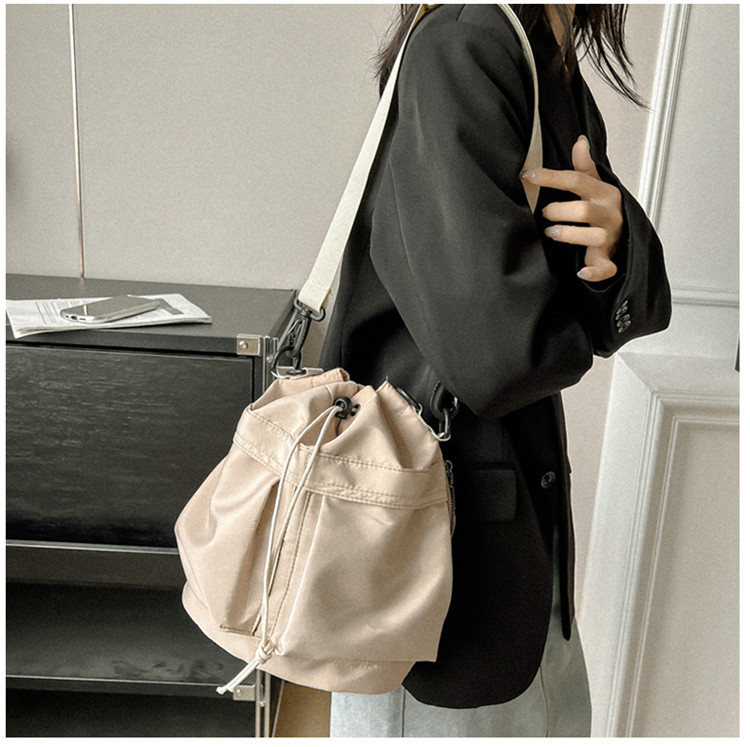 Eenzel Schëller-Crossbody-Täsch, Casual Schnürpäck, Liichtgewiicht Handtasche mat grousser Kapazitéit, Nylon-Eemertasch fir Fraen_voghion.com