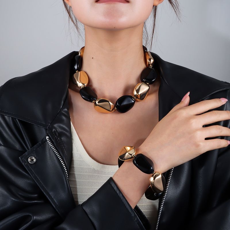 Collana con clavicola, perline grandi ed esagerate, in acrilico irregolare, semplice e suggestiva._voghion.com