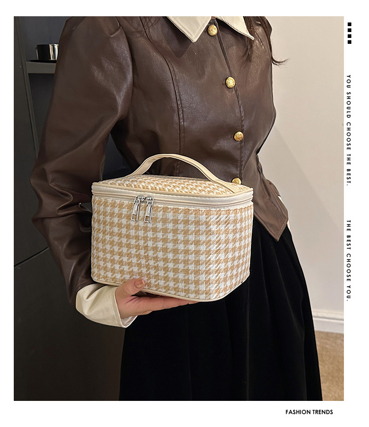 2024 New Large Capacity Qianniao Grid Business Travel Makeup Storage Portable Hand held Toilet Bag_voghion.com