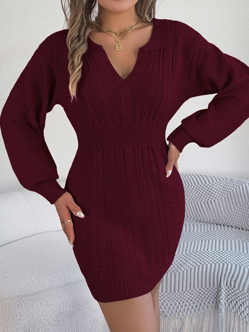 Abito in maglia aderente con maniche a lanterna e scollo a cuore, autunno inverno 2024, moda donna_voghion.com