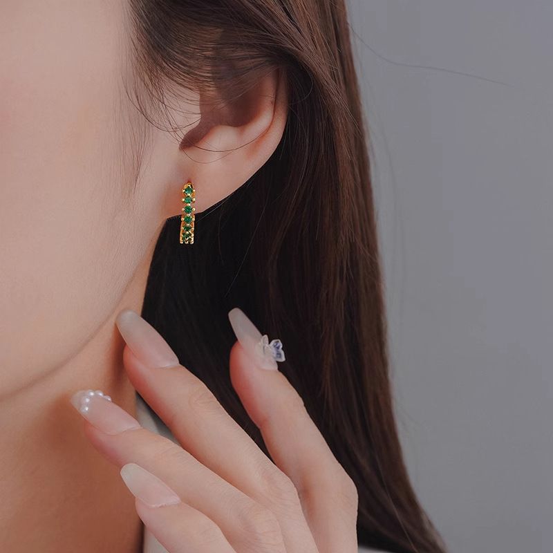 Orecchini a cerchio arcobaleno di alto valore con diamanti colorati per donna, design di nicchia con un senso di raffinatezza, polsini per orecchie_voghion.com