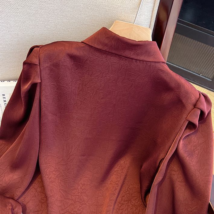 Camicetta floreale con collo alto e maniche a sbuffo – Elegante camicia in raso French Chic da donna, leggera camicetta a maniche lunghe con apertura frontale (rosso, marrone, nero)_voghion.com