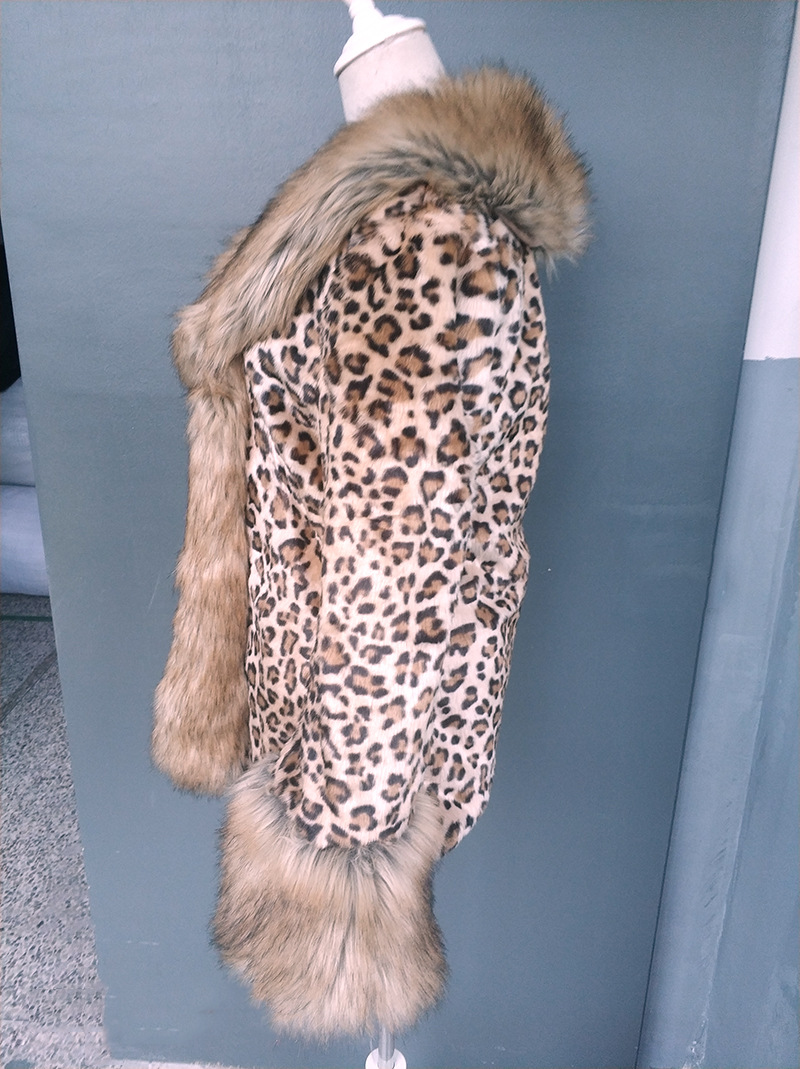 Damenmode im langen Damenpelzmantel Waschbärpelzmantel_voghion.com