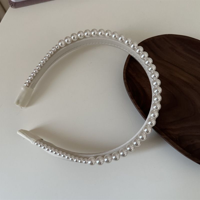 Fascia per capelli stretta a doppio strato in raso con perle Elegante fascia per capelli a doppio strato con perle in evidenza Accessori per capelli di alta qualità e tutti gli abbinamenti_voghion.com