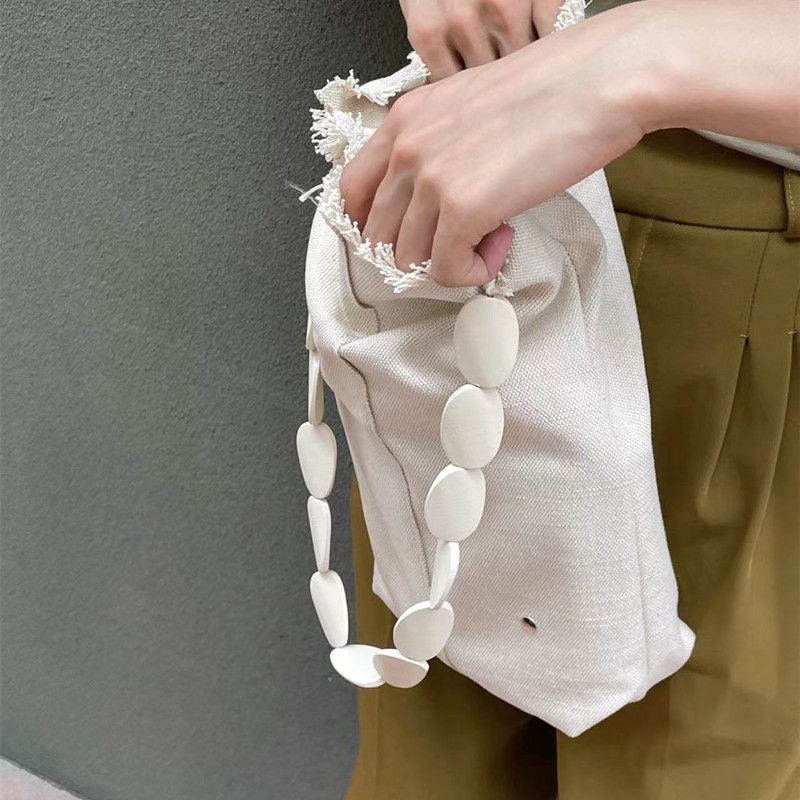 2024 Koreanische Version der vielseitigen Unterarm-Einzelschulterhandtasche mit Nischendesign, handgefertigt mit Rohkantenweberei, einfach_voghion.com