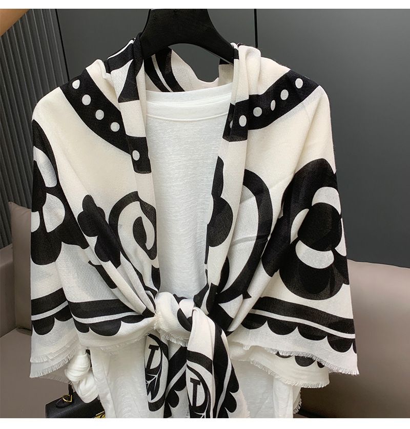Großer Schal mit elegantem Kamelienmuster in Schwarz und Weiß – ein Designklassiker für Damen, perfekt für Frühling und Sommer._voghion.com