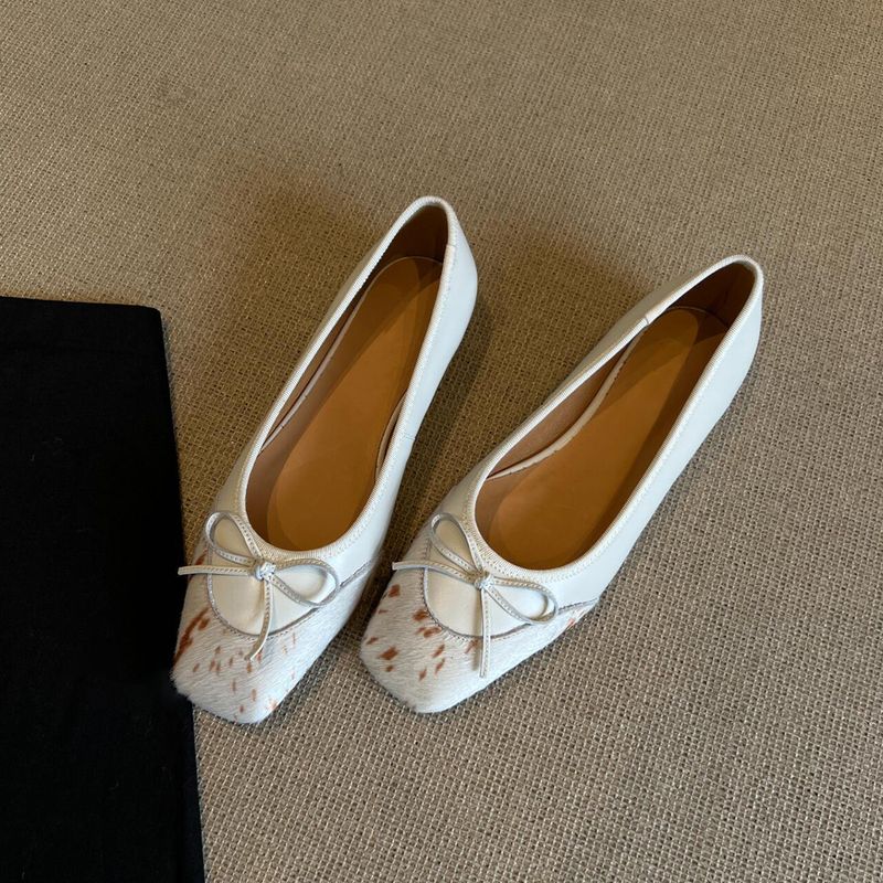 Version en peau de mouton ~ Semelle plate à nœud peu profond pour femmes, portant des chaussures à tête carrée en crin de cheval sur une_voghion.com