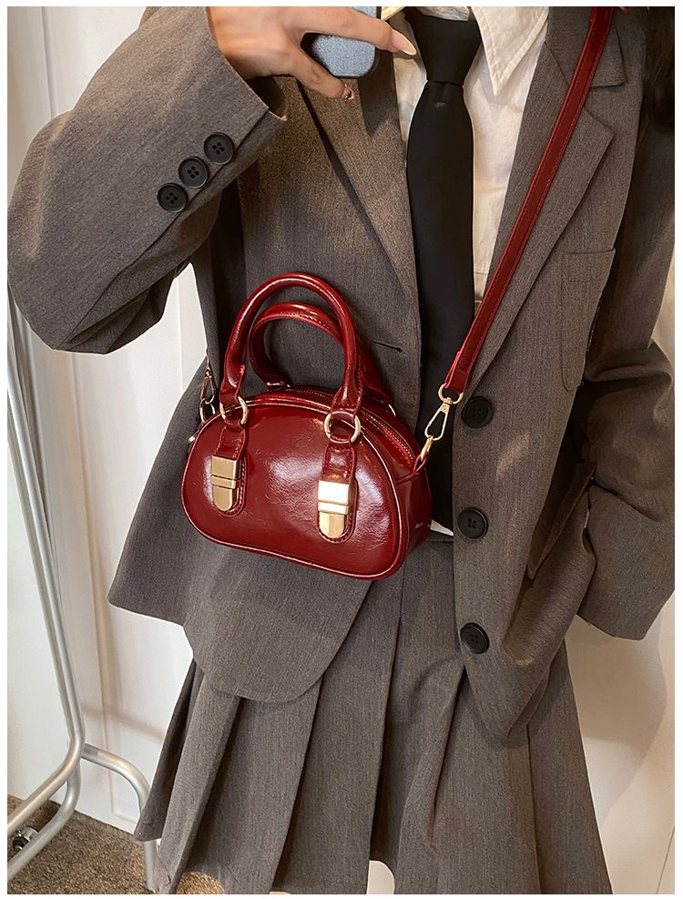 Fashionable Hand-held Bowling Bag For Women 2024 New Item Niche Retro Shell Bag High-end And Versatile Shoulder Bag Crossbody Bag_voghion.com