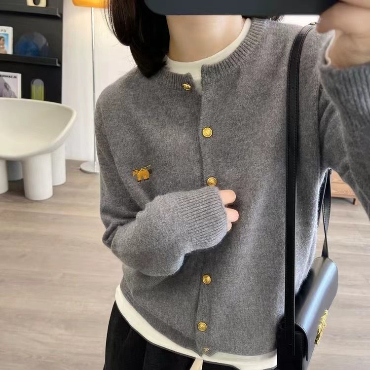 Lente- en herfstwollen vest met ronde hals en metalen knopen voor dames, losse geborduurde ponyjas, zachte gebreide trui_voghion.com