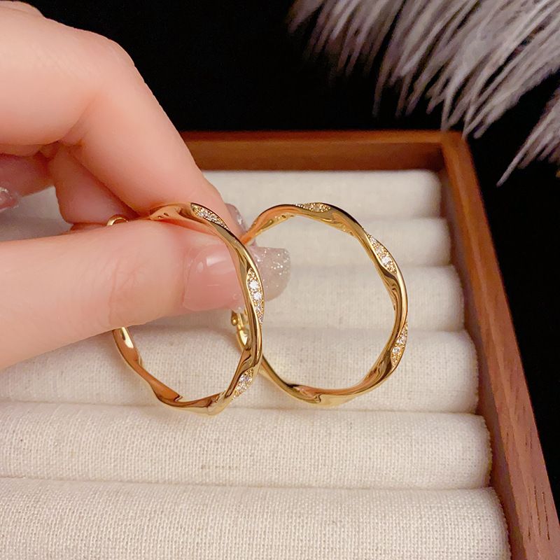 Orecchini a cerchio in metallo tempestati di diamanti, di alta qualità, di moda minimalista, dal design di nicchia, stile freddo, personalità, celebrità di Internet_voghion.com