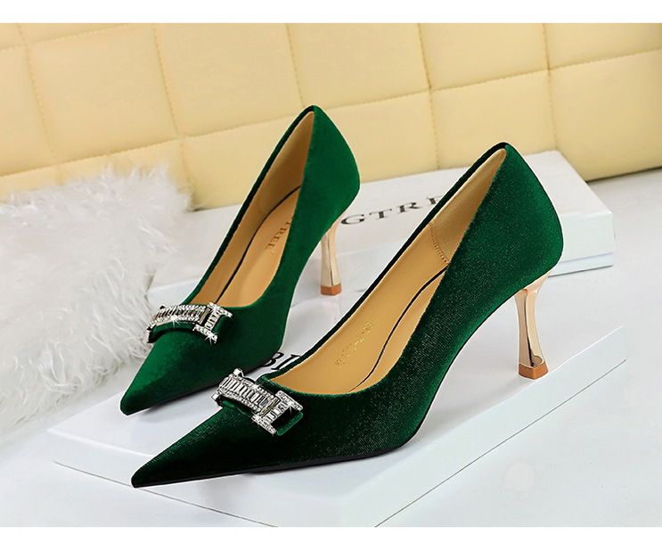 1818-K80 Bankett-Damenschuhe mit Absatz, Oberfläche aus Xishi-Wildleder, flacher Mund, spitze Schnalle mit Wasserdiamant, dekorativer Metallabsatz_voghion.com