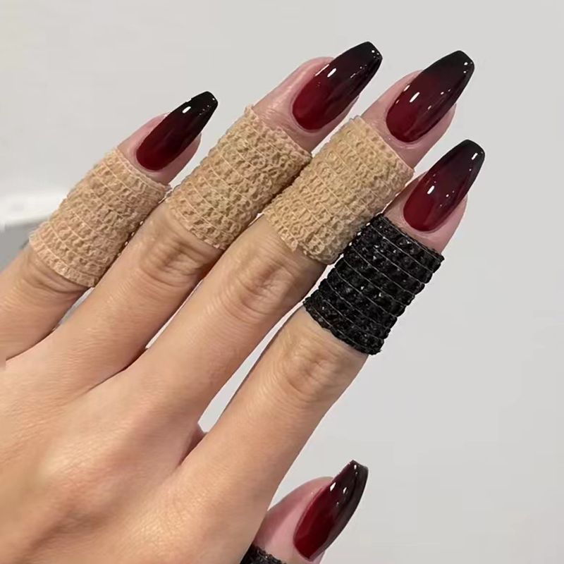 Indossare smalto rosso e adesivi francesi neri, toppe per unghie intere staccabili, unghie finte_voghion.com