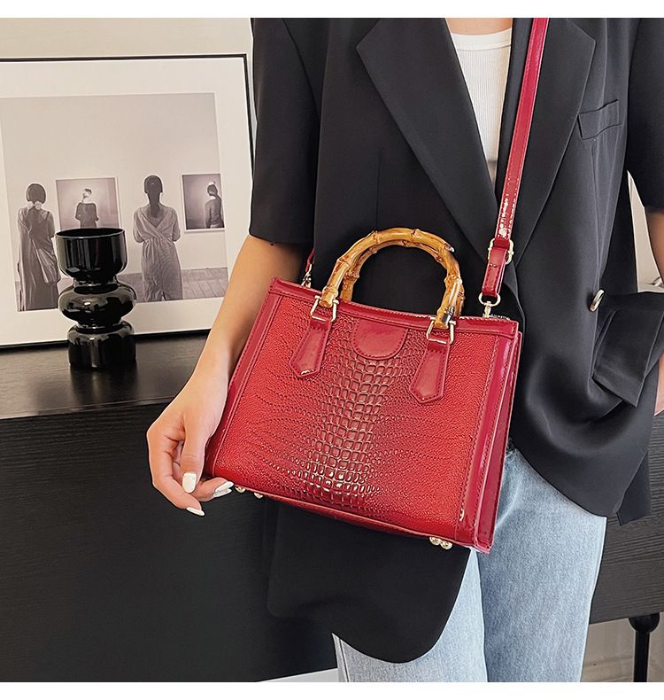 2024 New Tote Bag Women's Bag Foreign Trade Leisure Large Capacity Crocodile Pattern Bag Women's Bamboo Handbag_voghion.com