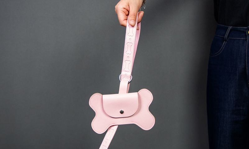 Bolsa para excrementos de perro de cuero sintético con cuerda de tracción para exteriores, ideal para colgarla y almacenarla en el exterior._voghion.com