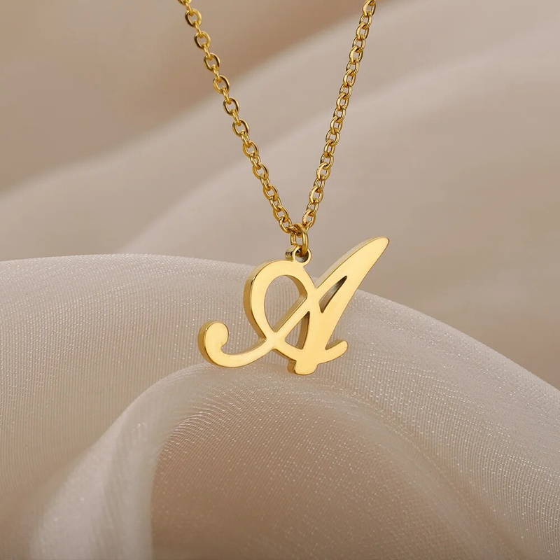 2025 Nieuwe aankomsten Dainty Letter kettingen voor vrouwen Goudkleurige minimalistische roestvrijstalen initial ketting Femme bruiloft sieraden cadeau_voghion.com