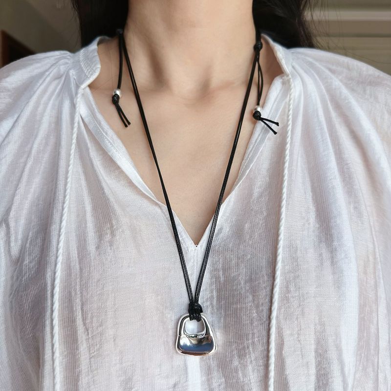 Collana con ciondolo a forma di lucchetto in argento minimalista, regolabile, con cordino in pelle nera, catena geometrica a strati, delicata, da indossare tutti i giorni._voghion.com