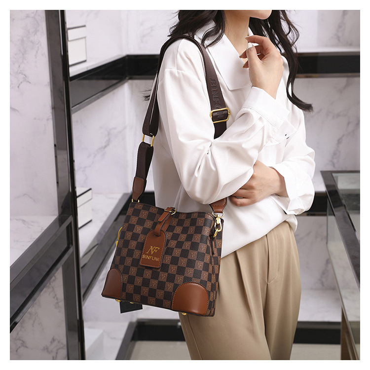 2024 New Good Style Retro Simple Versatile Large Capacity One Shoulder Crossbody Bag Casual Handbag Water Bucket Bag for Women_voghion.com