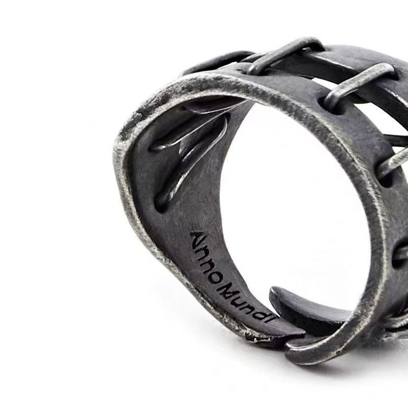 Bague vintage au design irrégulier et au style sombre, ornée d'un nœud artisanal imposant, inspirée du hip-hop et idéale pour les doigts et les mains._voghion.com