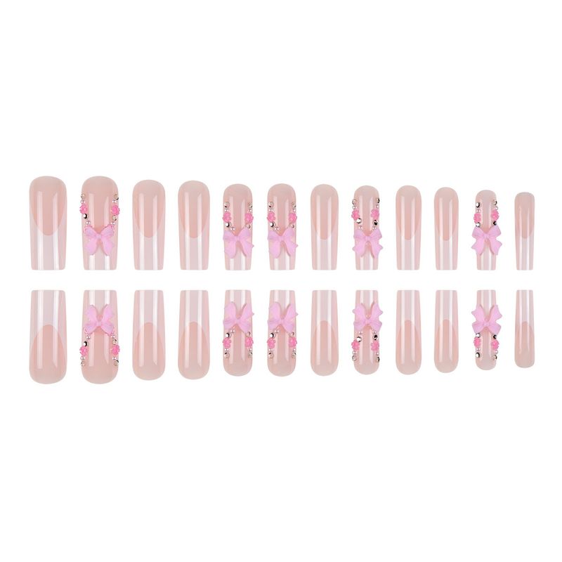 Eleganti unghie finte con fiocco rosa alla francese, strass e motivi floreali | Opzioni per colla e linguette adesive per unghie finte lunghe_voghion.com