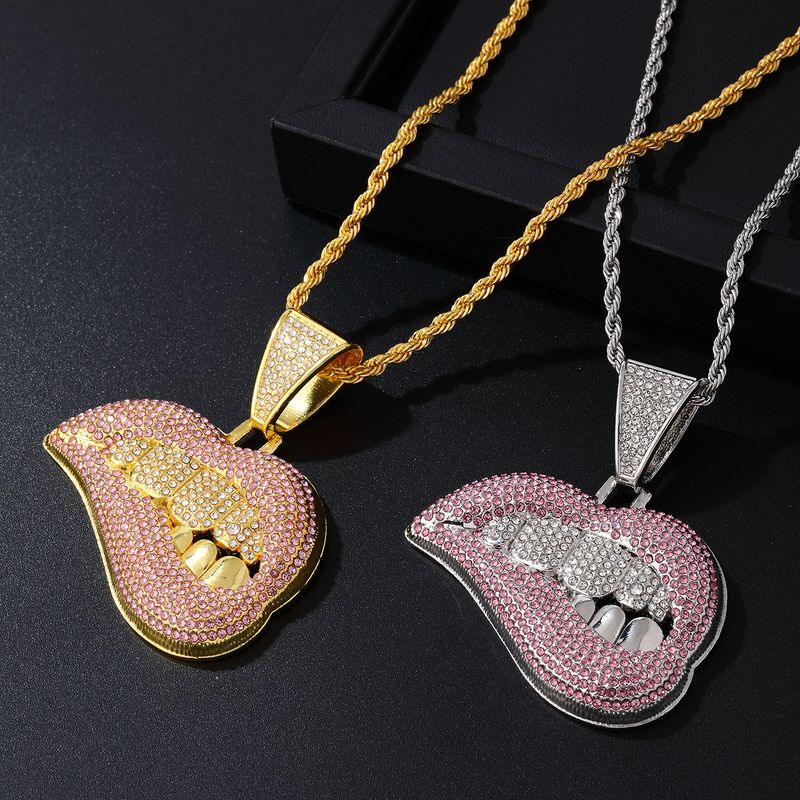 rosa krumme Lippen, freiliegende Zähne, Lippenstift, voller Diamant-Mikro-Intarsien-Hip-Hop-Anhänger-Halskette_voghion.com