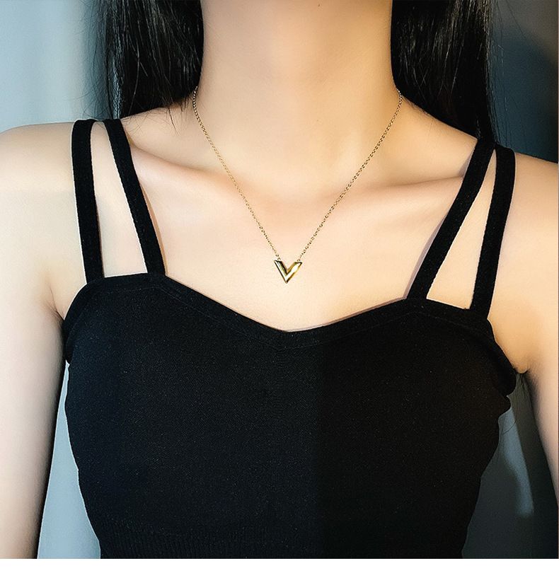 Mode einfache Gold Ins Nische Licht Luxus V Brief große Marke Halskette weibliche Sommer Schlüsselbein Kette Netz Promi verblasst nicht_voghion.com