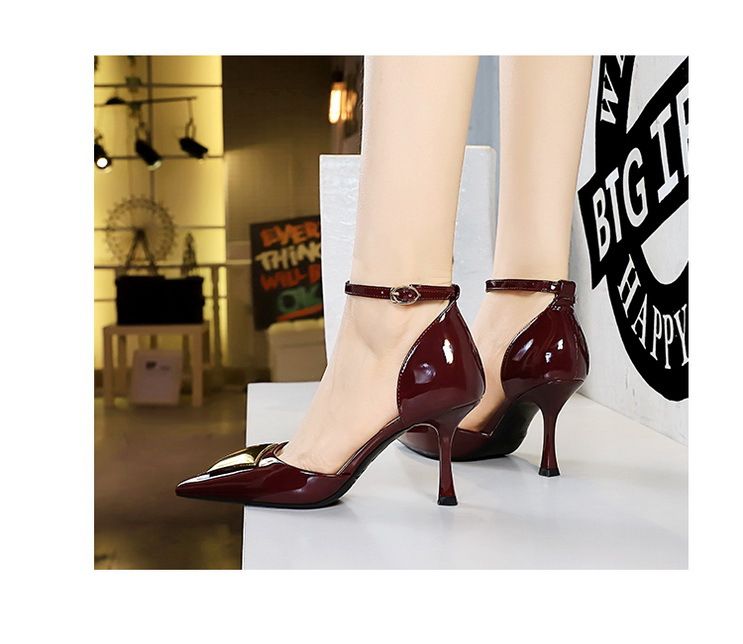 8323-K55 Sandały ze szpiczastym noskiem dla kobiet, Hollow One Button Metal Buckle Buty na wysokim obcasie, Cienkie obcasy, Lakierowana skóra błyszcząca_voghion.com