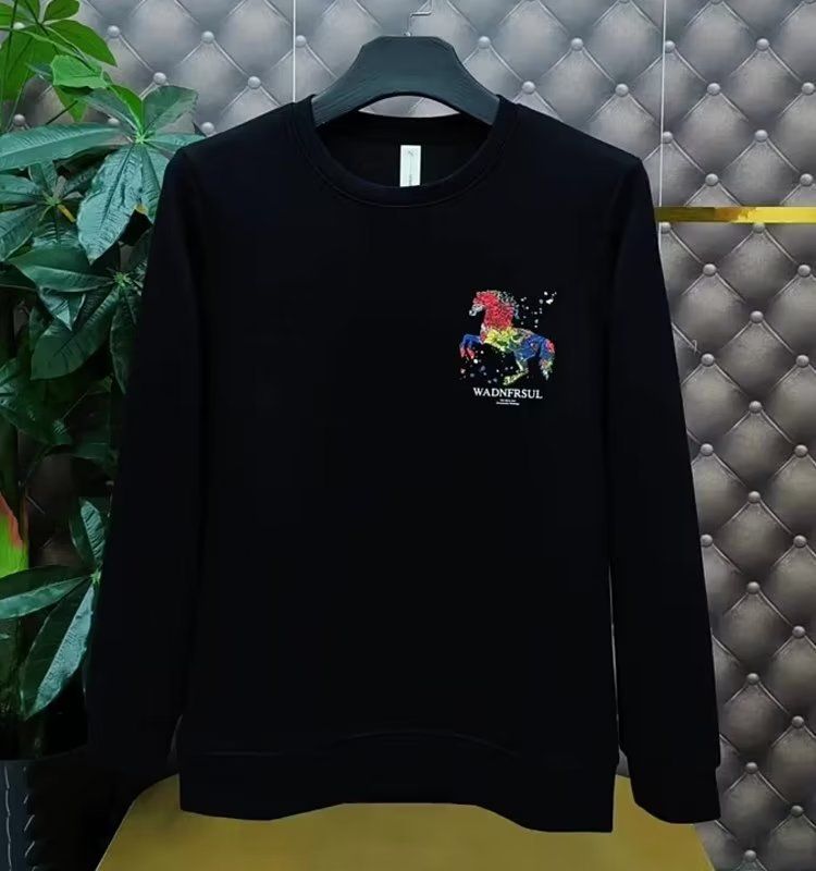Herenkleding Dit najaar nieuwe modemerkartikelen zwarte trui met ronde hals en lange mouwen herenkleurige paardenprint plus fluwelen ondertop_voghion.com