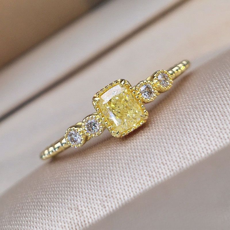 Leichter Luxus-High-End-Ring mit Zirkonia-Intarsien im Zuckerwürfel-Stil, geschlossen, elegant, für Prominente_voghion.com