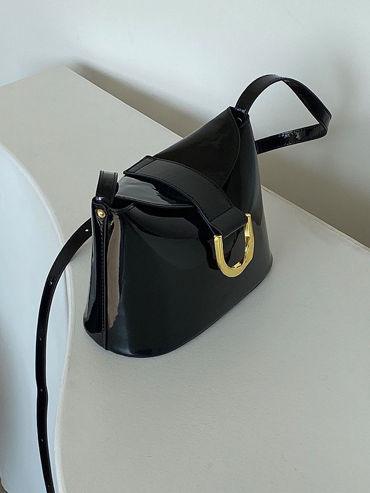 Moda di nicchia per le donne 2024 nuova tendenza della borsa a tracolla a spalla singola versatile con fibbia a ferro di cavallo in vernice a secchiello_voghion.com