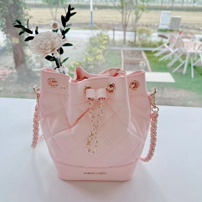 Borsa a tracolla versatile di alta moda da donna, borsa a secchiello con catena di diamanti di Xiao C, modello 2024_voghion.com