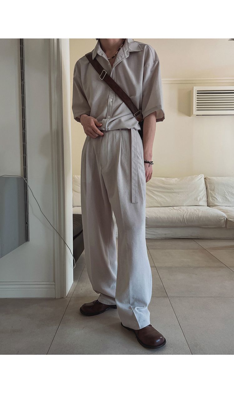 Completo casual da ufficio ispirato: camicia a maniche corte con spalle scese e pantaloni dritti e comodi, leggero misto poliestere-lino per l'estate_voghion.com