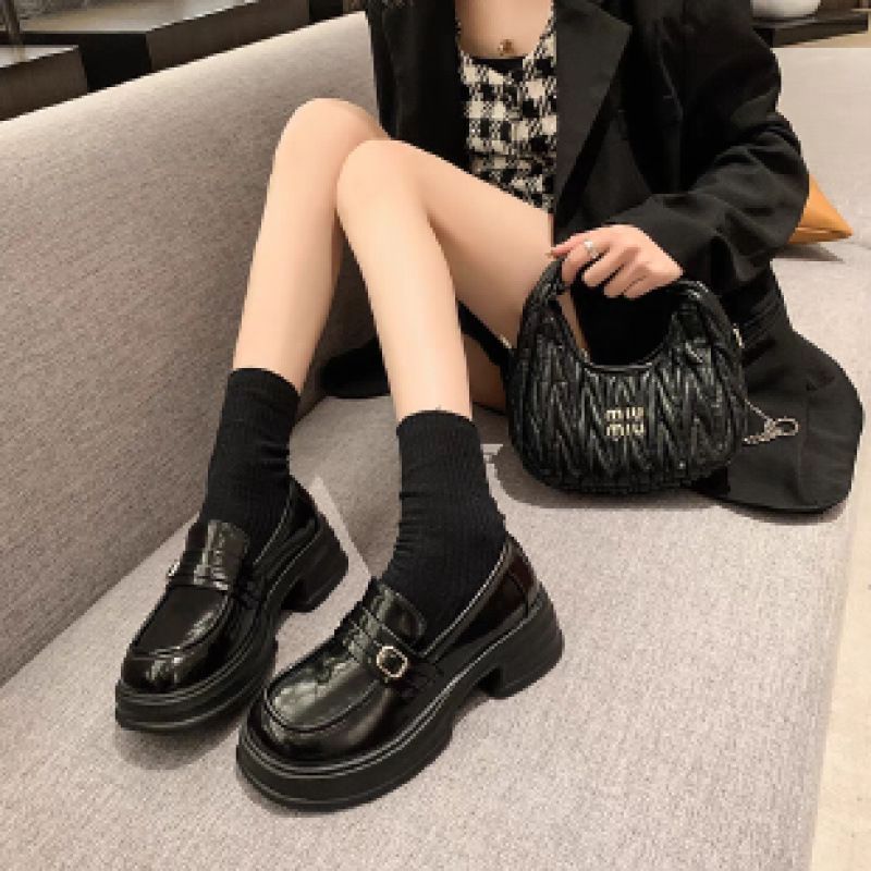 2025 Frühjahr Neue vielseitige schwarze Lederschuhe im britischen Stil mit dicken Slippern und weicher Sohle und runder Spitze_voghion.com