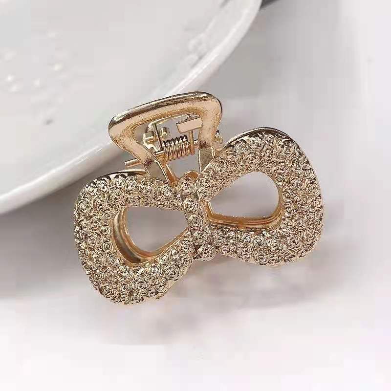 Grafico in piccola lega di stile minimalista con struttura in metallo sul retro del copricapo con clip superiore per ragazza con capelli ricci e cucchiaio_voghion.com