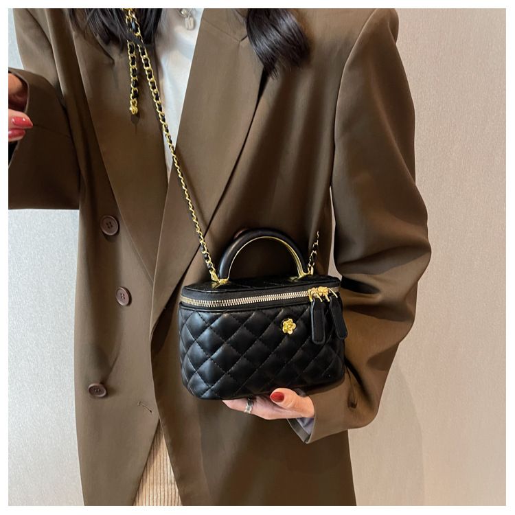 Ins Chain Mode för kvinnor 2024 Ny Lingge mångsidig trendig stil Crossbody Box Handhållen liten fyrkantig väska_voghion.com