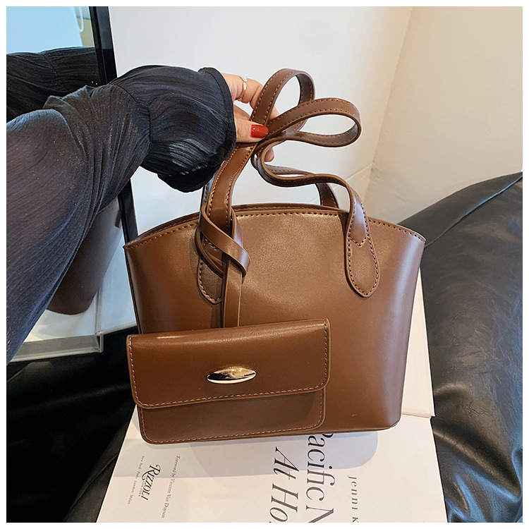 Borsa piccola portatile di moda estiva nuova borsa a secchiello casual semplice da donna 2023 borsa per ascelle suocera con trama di nicchia_voghion.com