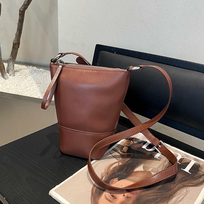 Borsa a tracolla versatile in vera pelle, modello Niche Bucket per donna, 2025, nuova moda per telefono, sottobraccio_voghion.com