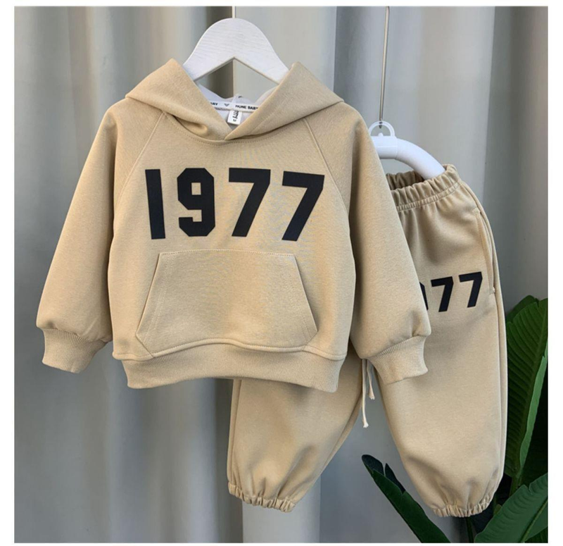 Koreanische Ausgabe für Kinder, hübsches, modisches, bequemes Kapuzenpullover-Set für Frühling und Herbst 2023, neue Mode von 1977_voghion.com