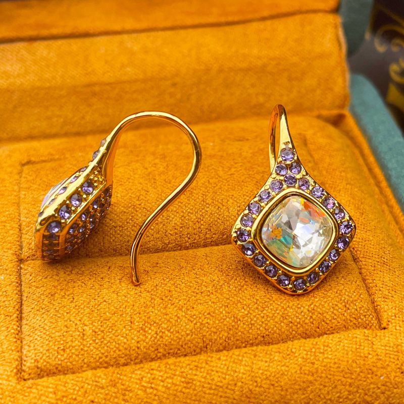 Moda di gioielli Qingdao, temperamento di lusso leggero, sensazione di alta qualità con diamanti pieni, orecchini antichi di nicchia, ganci per le orecchie per_voghion.com