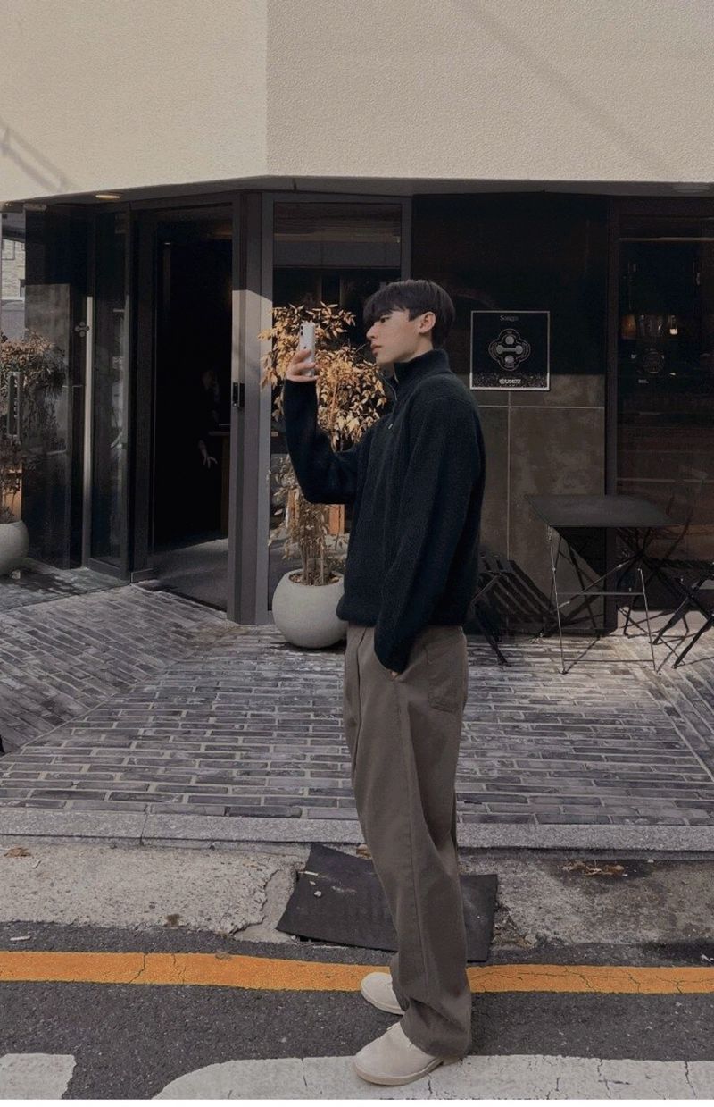 Herrenbekleidung: Strickpullover mit halblangem Kragen und Reißverschluss – Schmal geschnittener Pullover für Freizeit und Wärme – Weiches und atmungsaktives Material – Erhältlich in Schwarz und Grau_voghion.com