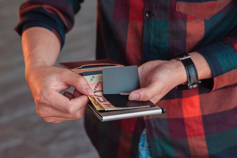 Férfi igazolványos hitelkártya-tartó, luxusmárkás, RFID-blokkolás elleni védelemmel ellátott, mágikus bőrből készült, vékony, mini, kis pénztárcák_voghion.com