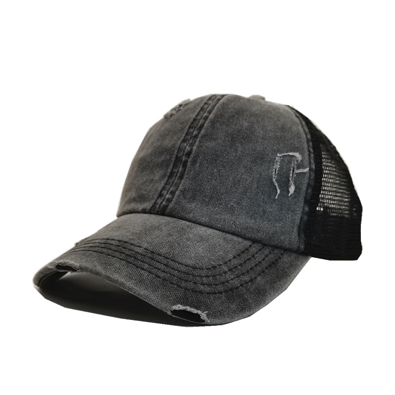 Baseball da donna con coda di cavallo lavata a griglia incrociata in estate, primavera e autunno, realizzato con un vecchio pannello luminoso, sole all'aperto_voghion.com