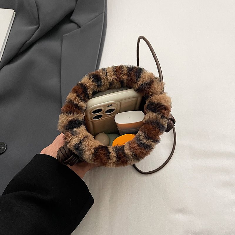 Cute Plush Women's Niche High-end New Leopard Print Crossbody Bucket Fashion Mini Versatile Lipstick Bag_voghion.com