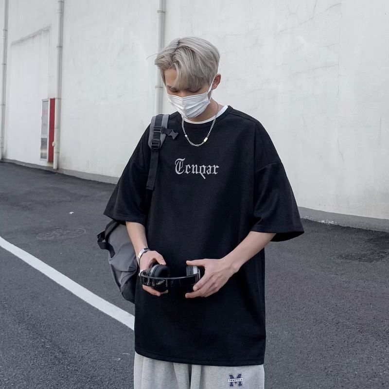 Camiseta de manga corta con letras bordadas para hombre, de verano, de gamuza, denim alto, de gran tamaño, marca de moda estadounidense, cinco cuartos_voghion.com