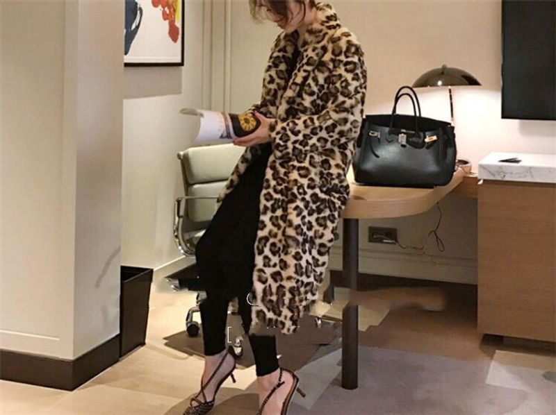 Damenmode im langen flauschigen Trenchcoat passend zum Outfit_voghion.com