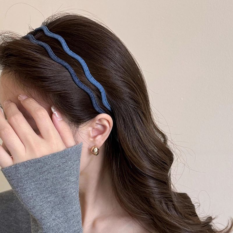 Fascia per capelli ultrasottile in denim ondulato, per le donne che desiderano creare un temperamento semplice e versatile, caratterizzata da capelli pressati con una nuova moda_voghion.com