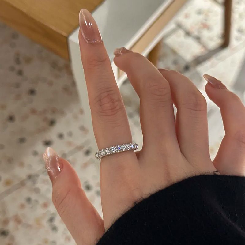 Bague de luxe légère et haut de gamme en zircone cubique à trois faces pour femme, bague polyvalente, unique et raffinée, à la mode_voghion.com