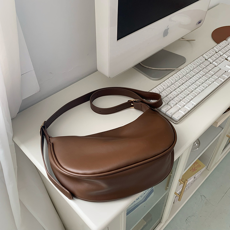 Borse di design di nicchia di fascia alta per le donne 2023 Borsa a tracolla monospalla semplice casual di nuova moda Borsa per gnocchi all-match_voghion.com